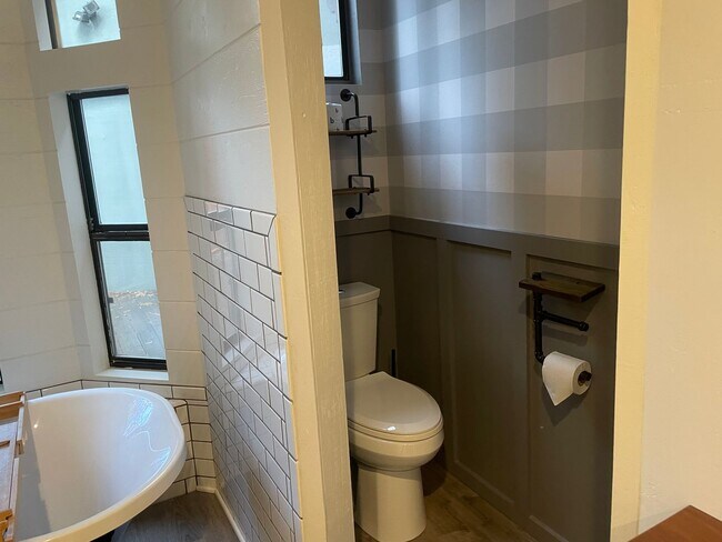 Building Photo - Large home level entry with garage.