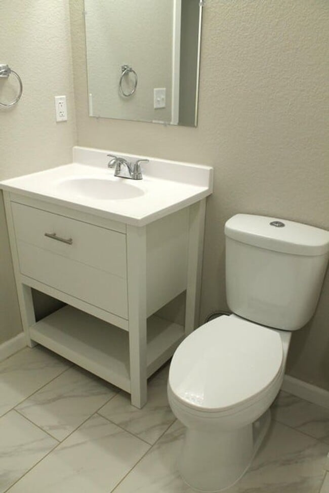 Building Photo - Stylish Remodel in Prime Location!