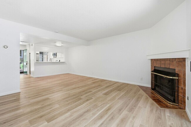 Building Photo - Beautiful Spacious 2-bedroom 1.5-Bath Townhome in Martinez!