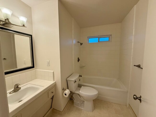 Building Photo - Conveniently located single story home!