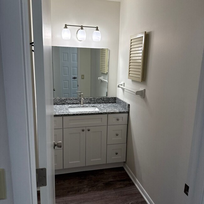 Building Photo - 2239-2239 N Thompson Rd