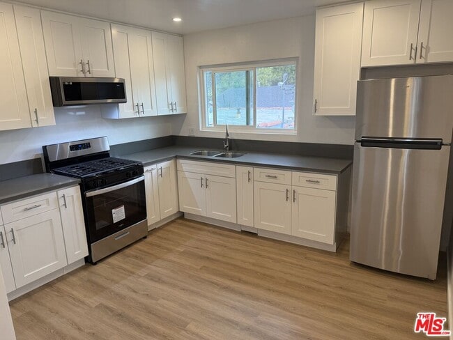 Building Photo - 2530 Carmona Ave