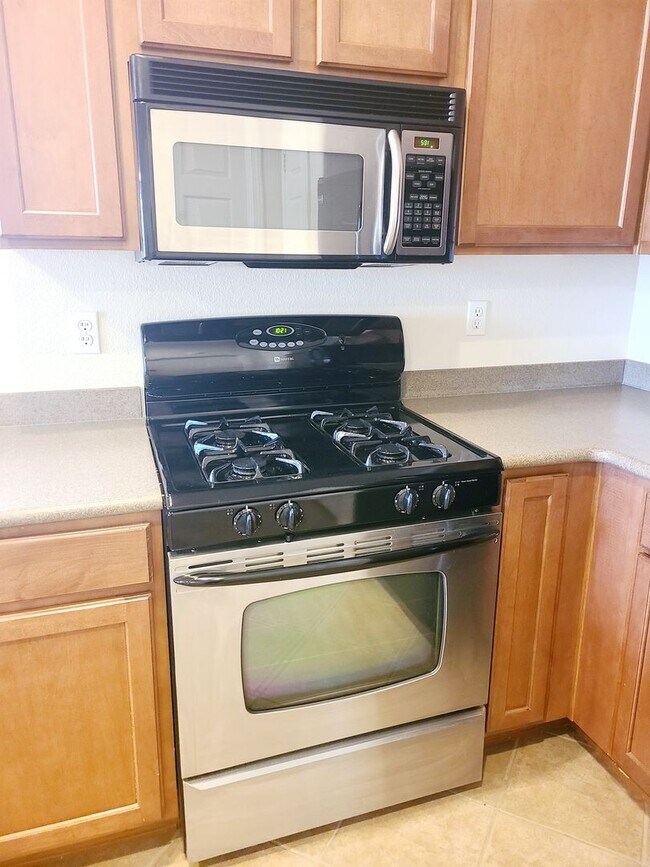 Building Photo - 3 bed 2 bath home in Huning Ranch.  MOVE I...