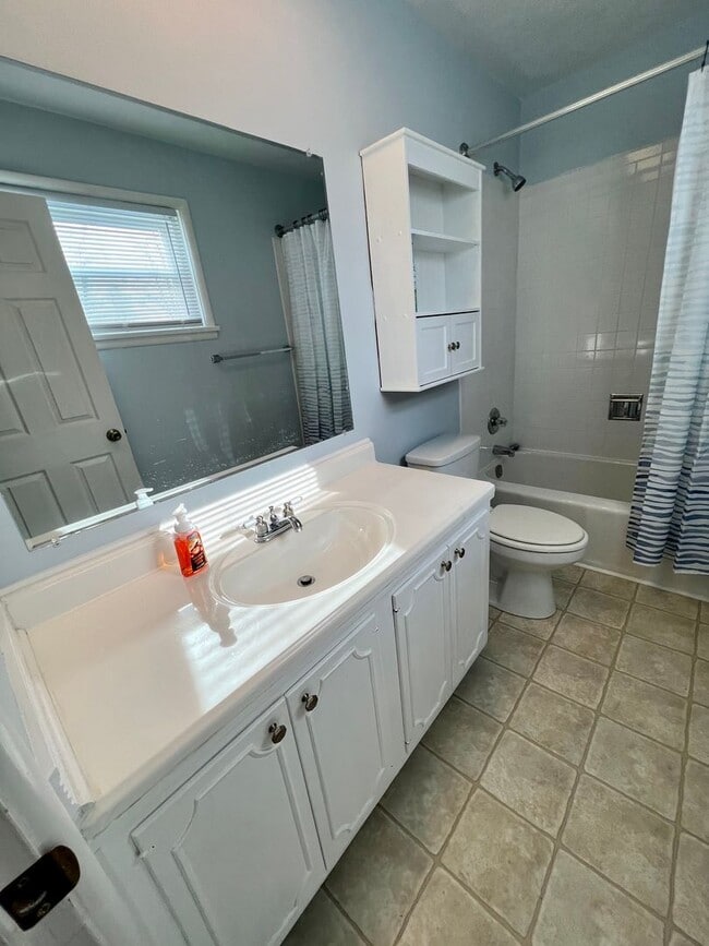 Building Photo - Charming Home - 2 Bedrooms 2 Bathroom - Mo...