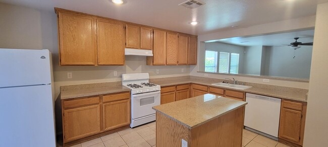 Building Photo - Executive Living Don't Miss Out 4 bdrm