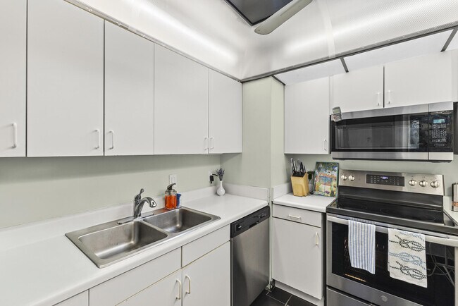 Building Photo - 5600 N Flagler Dr