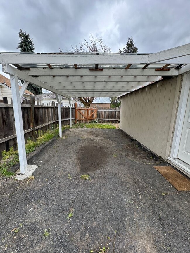 Building Photo - Hard to find 1 bdrm, 1 bath house with carport.