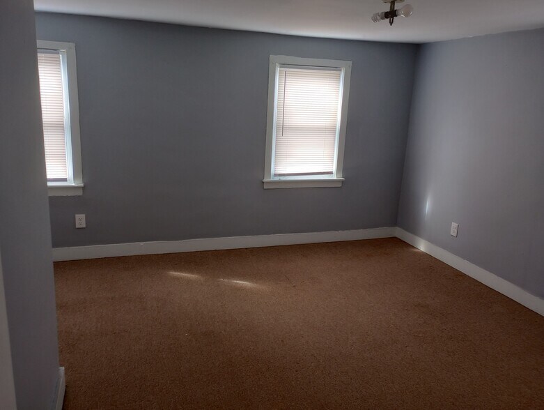 Building Photo - 206 E 8th St