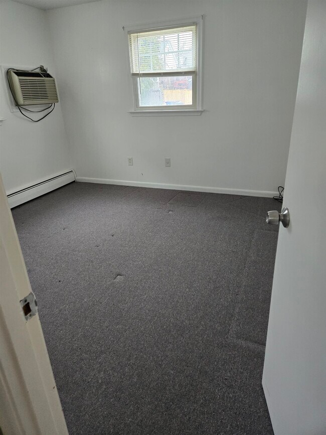 Building Photo - 137 Waterman St