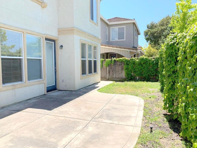 Building Photo - Bright 2 Story Home In Great Dublin Ranch ...