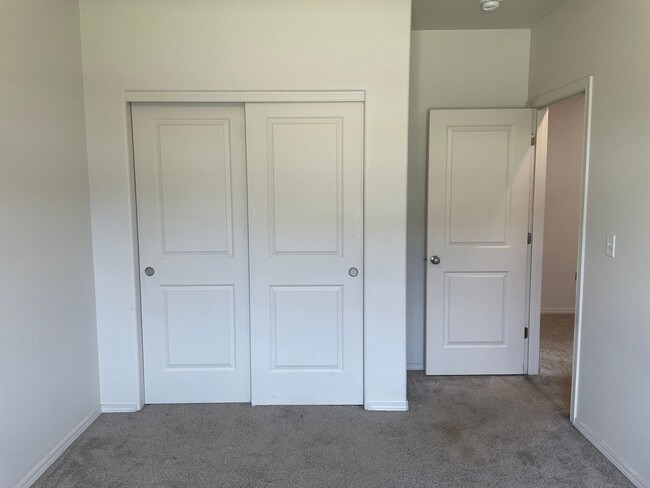 Building Photo - 3 Bedroom 2 Bath Rambler close to the Golf Course!