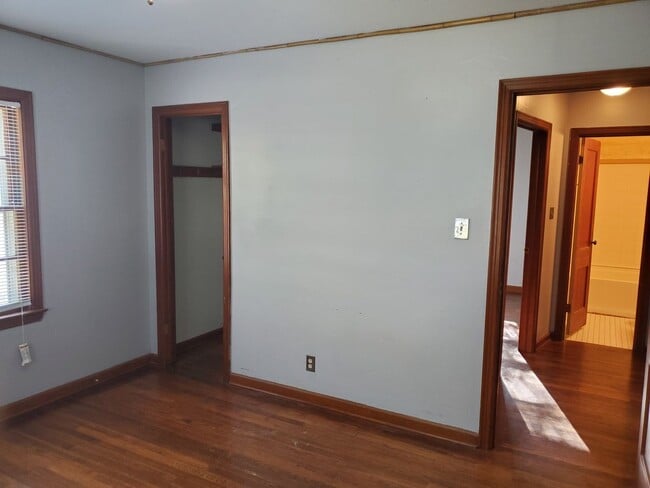 Building Photo - Nice 2 bedroom very near College Hill park