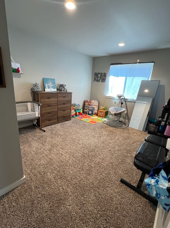 Building Photo - 3 bed/2 bath rambler style home! Double ga...