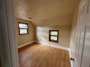 Building Photo - 35 Cowing St