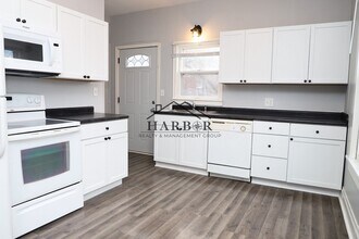 Building Photo - 11th Avenue NE Duplex