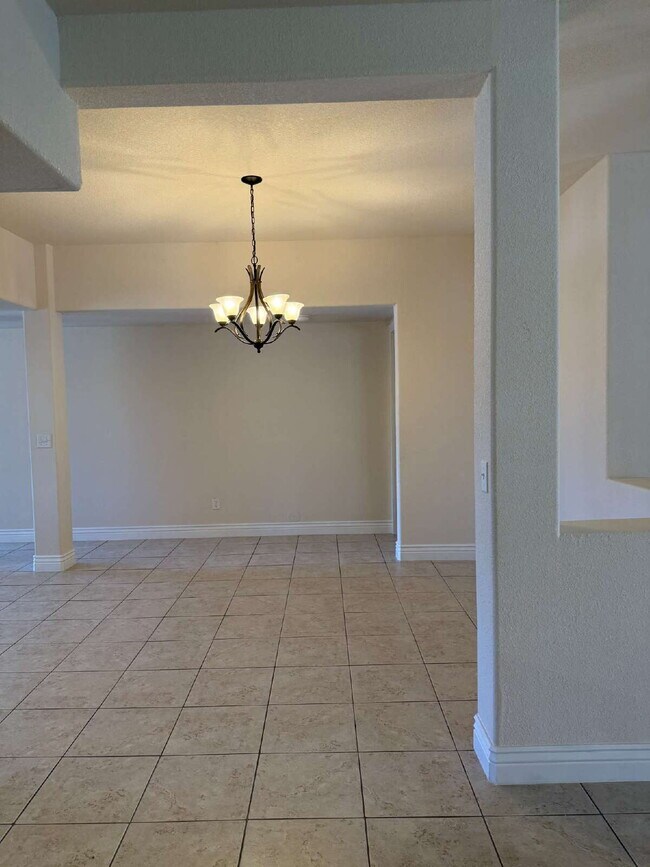 Building Photo - "Spacious 4-Bedroom Oasis with Granite Kit...