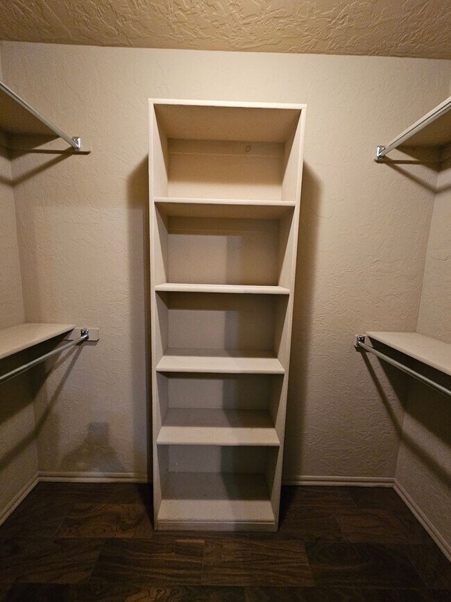 Building Photo - (3) Bed/(2) Bath in SW Moore Avail Early June!
