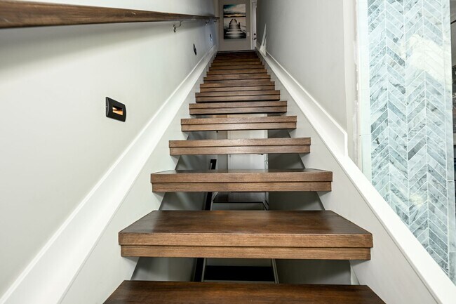 Building Photo - 18875 Riversouth Terrace