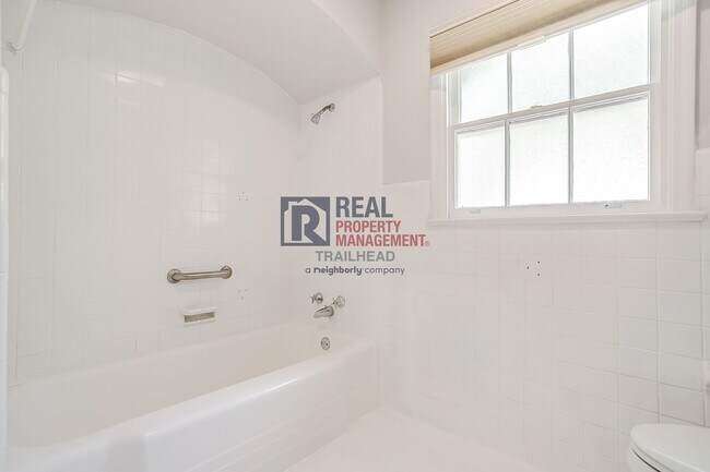 Building Photo - Charming Monticello Townhome – 4 Beds, Updated Kitchen & On-Site Parking