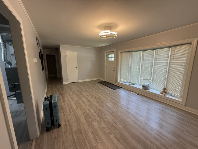 Building Photo - 452 Indianwood Blvd