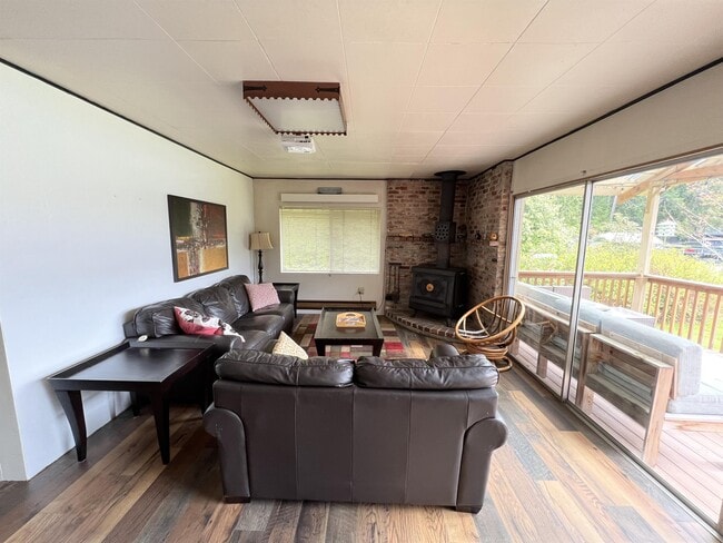 Building Photo - 31 SW Lake Roesiger Rd