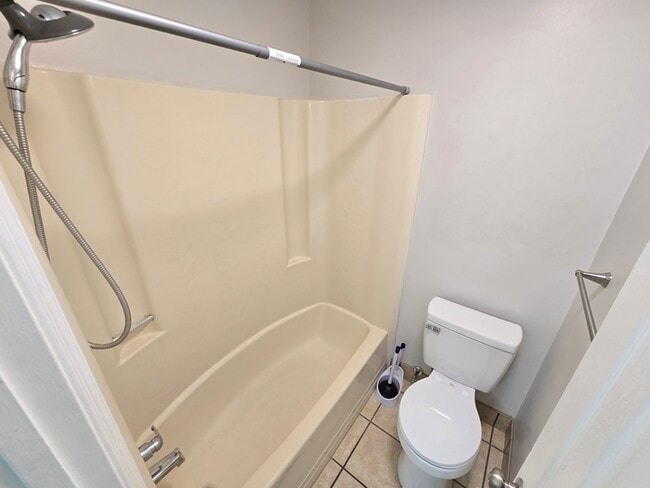Building Photo - 3 BEDROOM END UNIT TOWNHOUSE FOR RENT IN V...