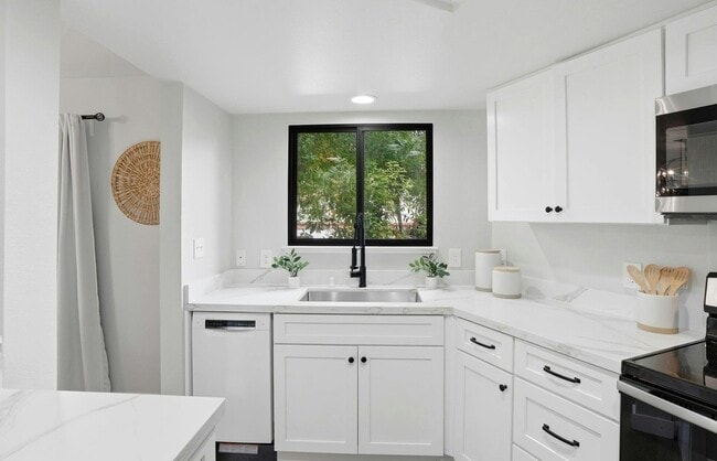 Building Photo - 1680 San Miguel Dr
