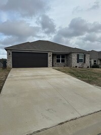Building Photo - 3 Bed / 2 Bath Available Now!