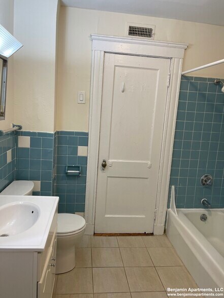 Building Photo - 1487 Beacon St