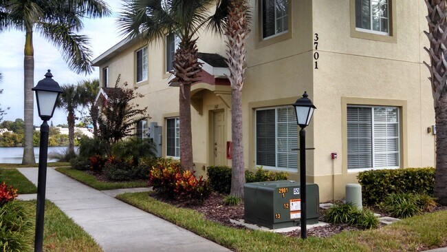 Building Photo - Beautiful 3 Bedroom 2.5 Bath Townhome in Lakeside Village!!