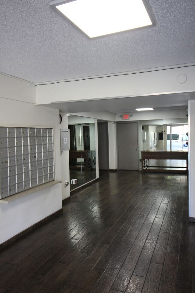 Building Photo - Beautifully upgraded 1 bedroom end unit!