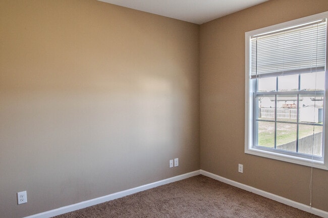 Building Photo - Pet Friendly Three Bedroom!