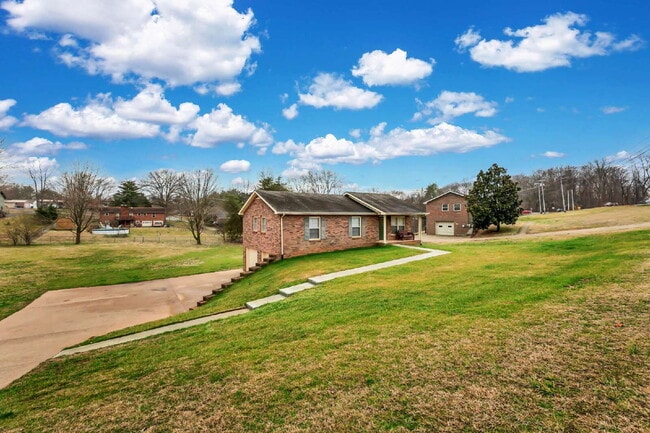 Building Photo - This charming rental in a convenient Clarksville location!