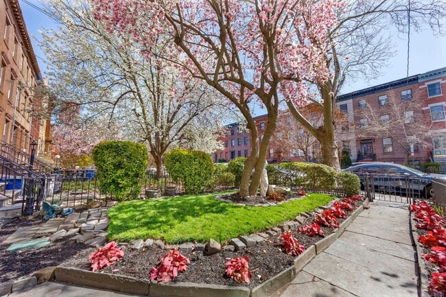 Building Photo - 294 4th St