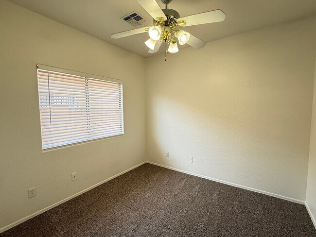 Building Photo - BRAND NEW CARPET 3 Bedroom 2 Bathroom Spacious Floorplan!