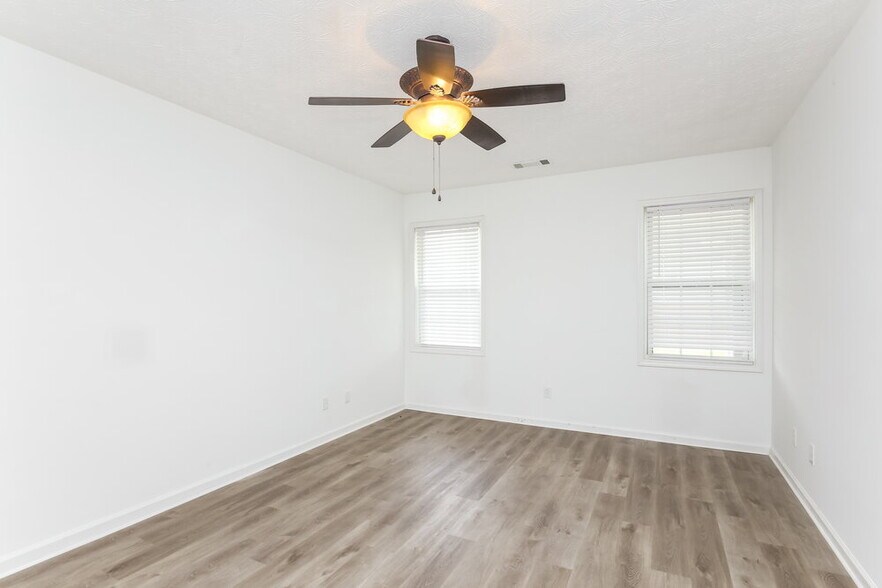 Building Photo - 610 Clairidge Ln SW