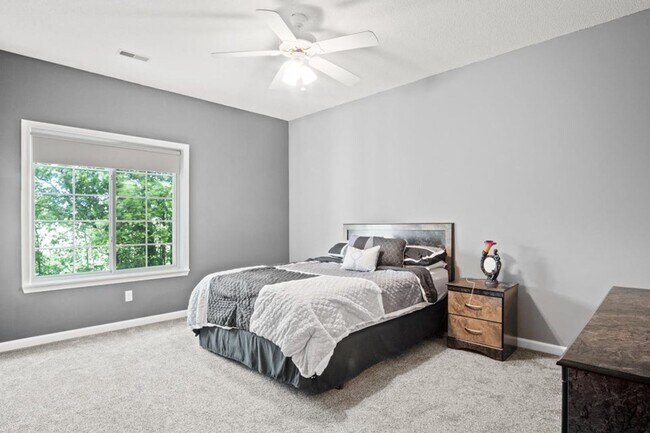 Building Photo - Easy living Condo with 1 car garage!