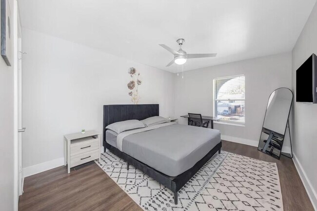 Building Photo - 4404 W Kennedy Blvd