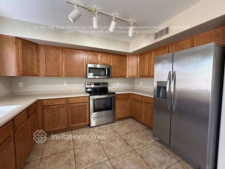 Building Photo - 16662 W Belleview St