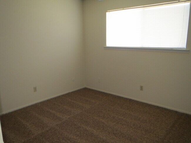 Building Photo - Clovis location, near schools, shopping & more!
