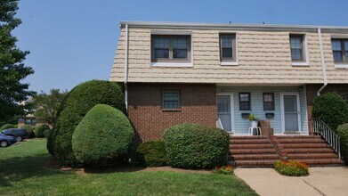 Building Photo - End Unit Townhouse with Full Basement 2BR ...