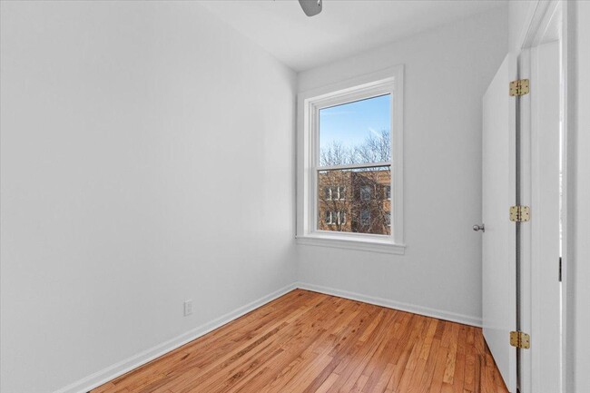 Building Photo - 3 bedroom in Chicago IL 60618