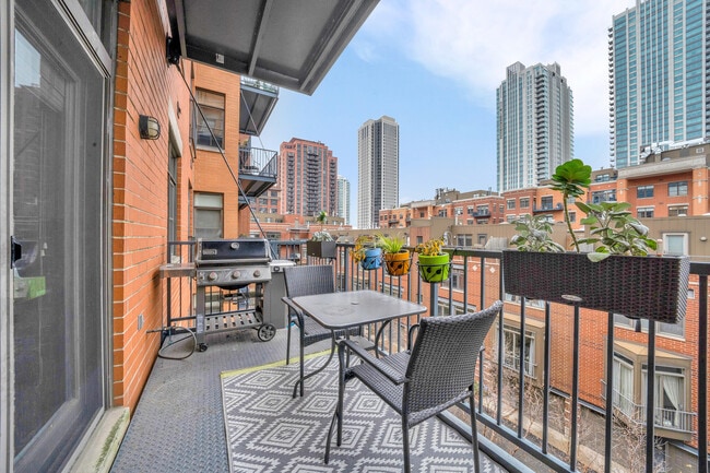 Building Photo - 550 W Fulton St