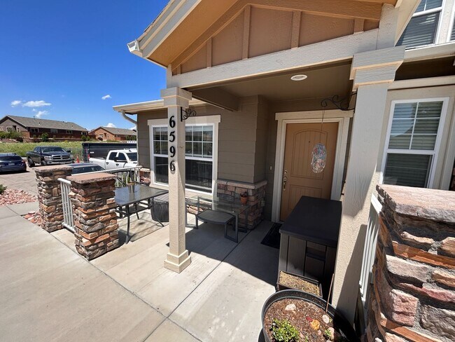Building Photo - Quiet 2 bed 3 bath home in the 80923 area!!