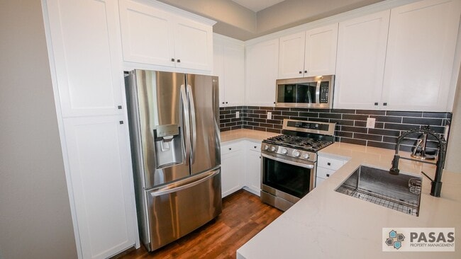 Building Photo - Modern Corner-Unit Condo with tandem 2-Car Garage in Central San Diego