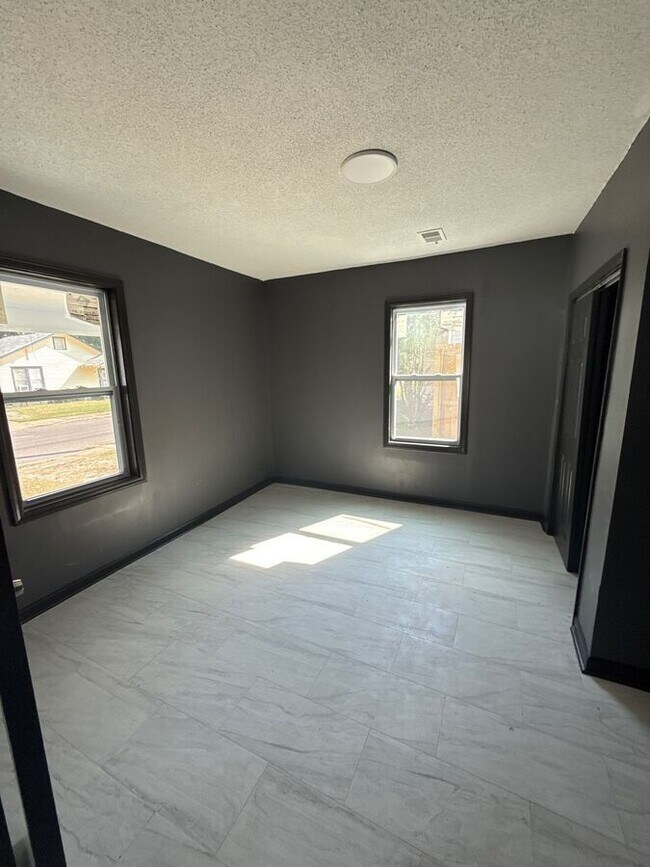 Building Photo - 2543 Pershing Ave