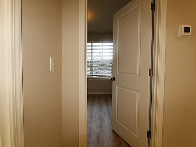 Building Photo - Modern 3x2.5 Townhome Retreat in NE Bend