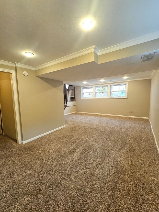 Building Photo - 600 Hawthorne Ln