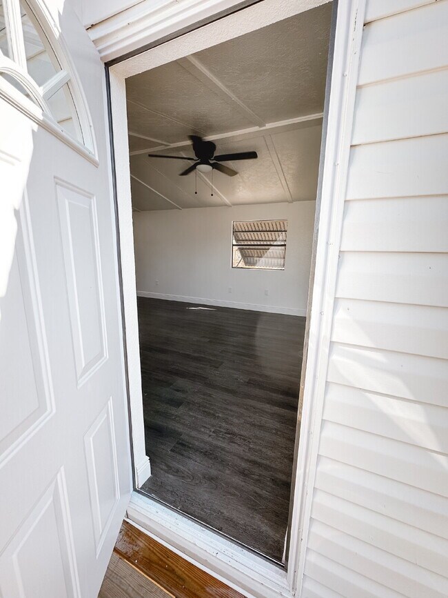 Building Photo - Remodeled Lakefront 2 Bedroom 2 Bath mobile home