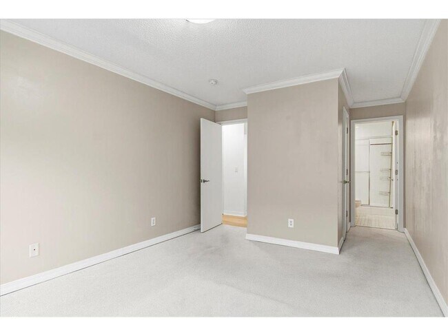 Building Photo - 821 Douglas Ave